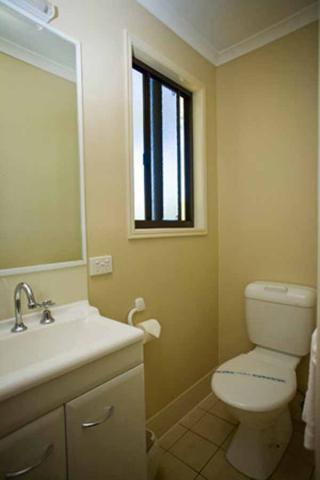 Captain Cook Holiday Village - Seventeen Seventy: Bathroom in 2 bedroom villas