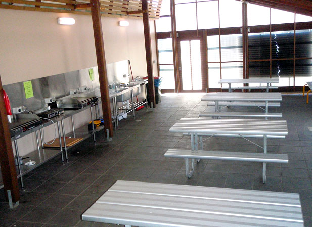 Christies Beach Tourist Park - Christies Beach: Camp kitchen and BBQ area