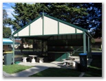 Windsor Gardens Caravan Park - Windsor Gardens: Camp kitchen and BBQ area