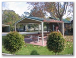 Albury All Seasons Tourist Park - Albury: Outdoor picnic area