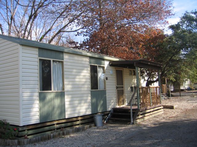 Albury Caravanner Caravan Park - Albury: Cottage accommodation ideal for families, couples and singles