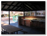 Albury Motor Village - Albury: Camp kitchen and BBQ area