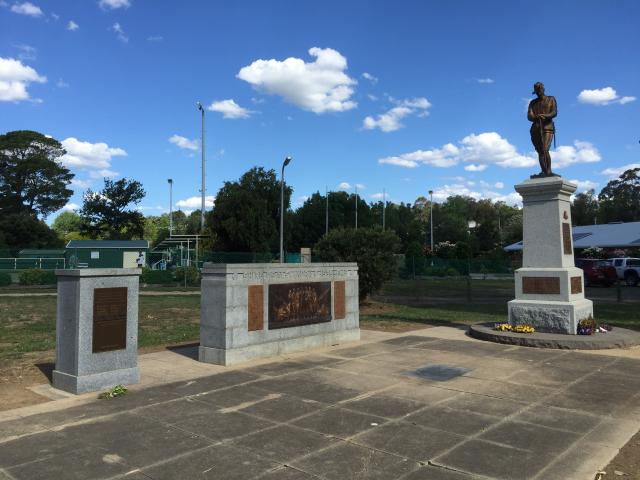 Alexandra Showground Caravan Park - Alexandra: War Memorial in Alexandra