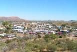 G'day Mate Tourist Park - Alice Springs: Alice to the West Mac Donnell ranges from Anzac Hill Lookout The Ghan is in at the station heading north.Found the West Macs very picturesque and great photo locations.
