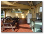 BIG4 Anglesea Holiday Park - Anglesea: Camp kitchen and BBQ area