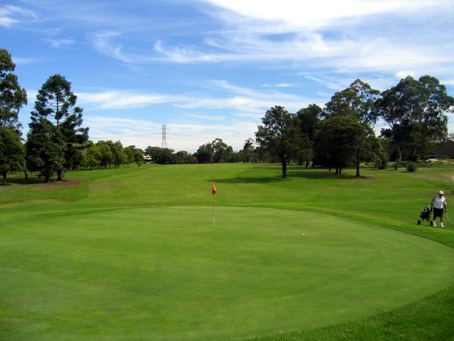 Waratah Golf Course - Argenton: Green on Hole 1 looking back along the fairway