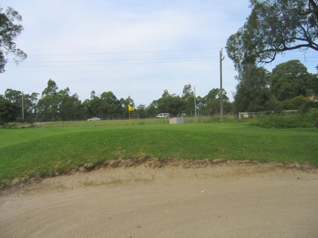 Waratah Golf Course - Argenton: Green on Hole 7 - bunker view