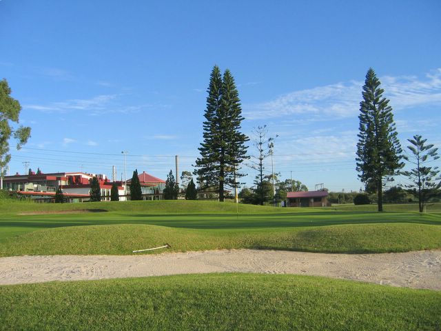 Waratah Golf Course - Argenton: Green on Hole 18