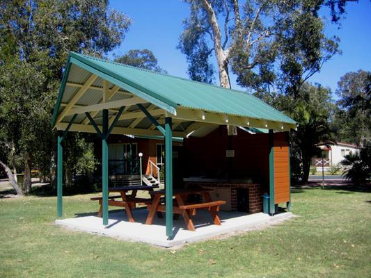 The Lorikeet Tourist Park - Arrawarra: Camp kitchen and BBQ area