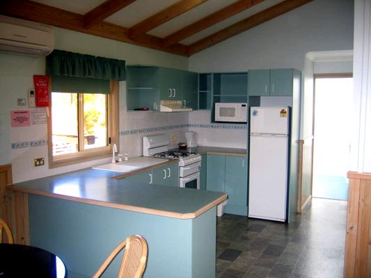 The Lorikeet Tourist Park - Arrawarra: Interior of cottage kitchen