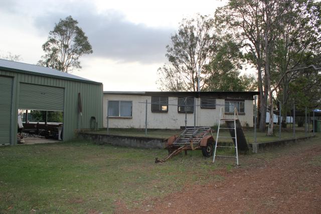 Atkinson Dam Cabin Village and Shoreline Camping - Atkinsons Dam: The park managers residence.