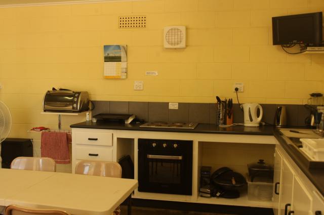 Auburn Showground Caravan Park - Clare Valley: The camp kitchen has recently been upgraded and has full facilities for those travelling light, there are showers, laundry facilities too.