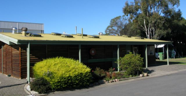 Bairnsdale Holiday Park - Bairnsdale: Amenities block and laundry