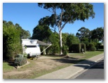 Bairnsdale Holiday Park - Bairnsdale: Powered sites for caravans with privacy hedge