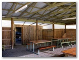 Bairnsdale Holiday Park - Bairnsdale: Camp kitchen and BBQ area