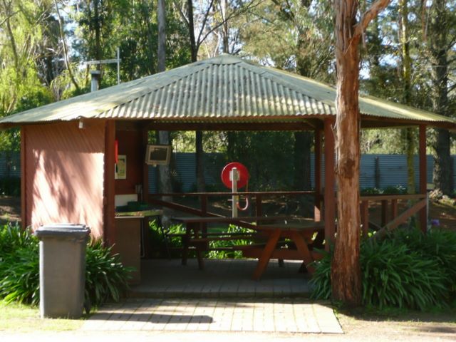 BIG4 Windmill Holiday Park - Ballarat: Camp kitchen and BBQ area