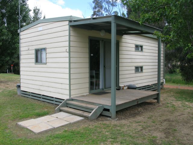 Balmoral Caravan Park - Balmoral: Cabin accommodation, ideal for families, couples and singles