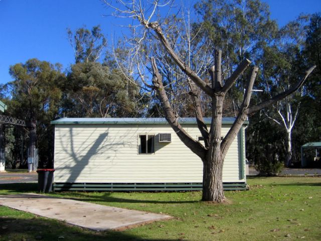 Balranald Caravan Park - Balranald: Cottage accommodation ideal for families, couples and singles