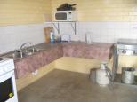 Balranald Caravan Park - Balranald: Well-equipped camp kitchen