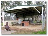 Barham Caravan & Tourist Park - Barham: Camp kitchen and BBQ area