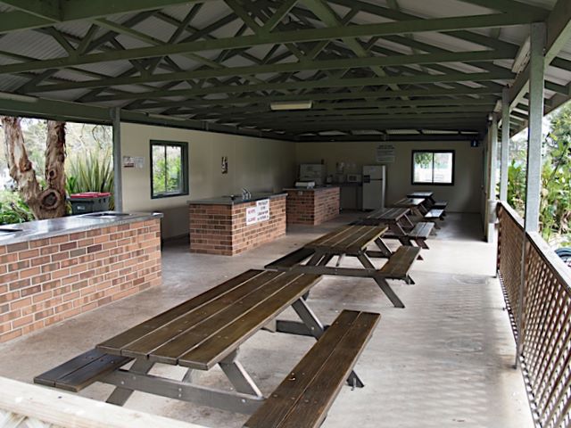 Barossa Valley Tourist Park by Russell Barter - Barossa Valley Nuriootpa: Camp kitchen and BBQ area