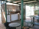 Barraba Caravan Park - Barraba: Camp kitchen and BBQ area 
