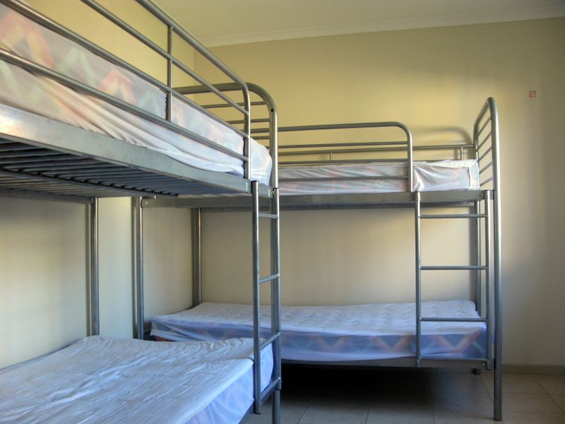 Surfrider Caravan Park - Barrack Point: Second bedroom with bunk beds