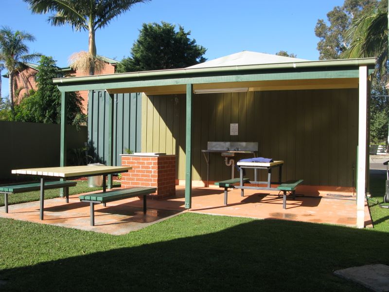 Surfrider Caravan Park - Barrack Point: Cottages have access to their own private BBQ area