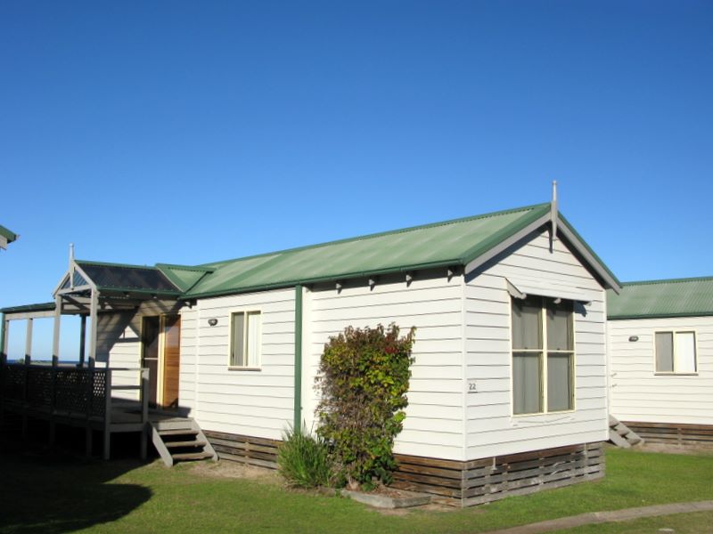 Blue Lagoon Beach Resort - Bateau Bay: Cottage accommodation, ideal for families, couples and singles