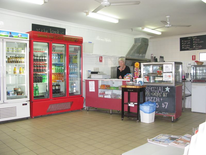 Blue Lagoon Beach Resort - Bateau Bay: A well stocked shop right within the resort.