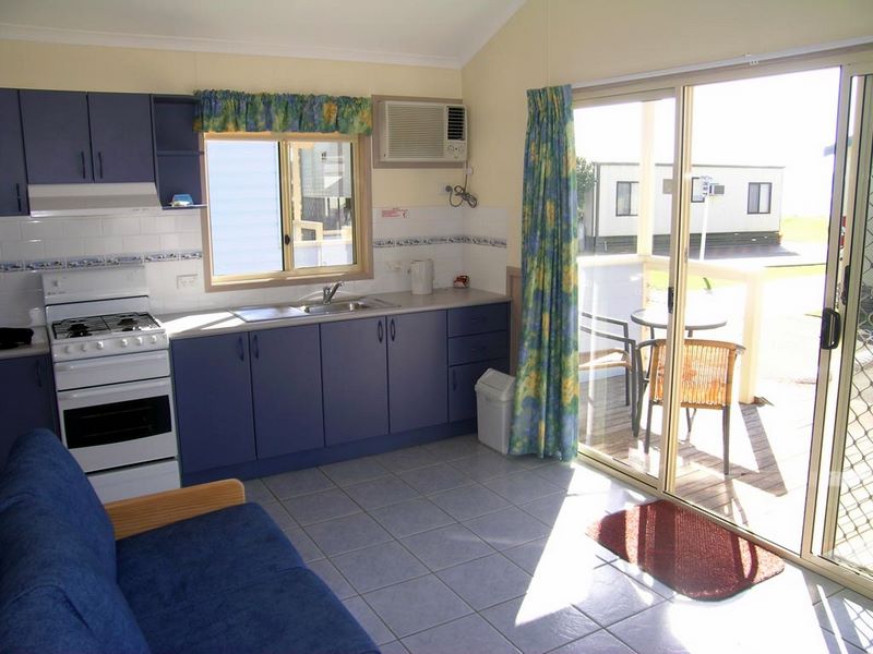Clyde View Holiday Park - Batehaven: Kitchen in 1 Bedroom Spa Villa