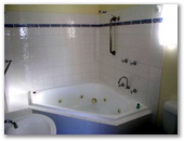 Clyde View Holiday Park - Batehaven: Spa bath in 1 Bedroom Spa Villa