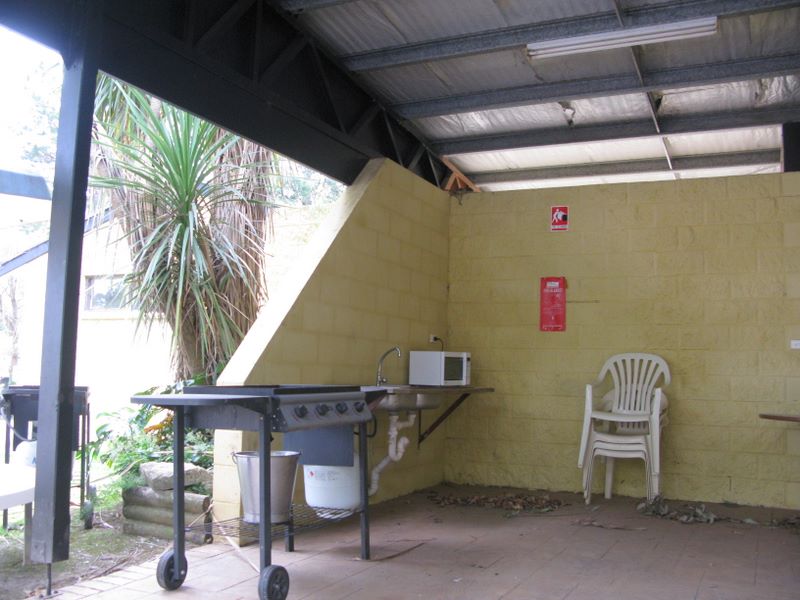 Batemans Bay North Tourist Park - Batemans Bay North: Interior of camp kitchen showing microwave oven and gas BBQ.