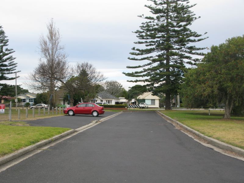 Beach Road Harbour View Car Park - Batemans Bay: This parking area does not provide drive in and out exits.  This exit is a dead end.