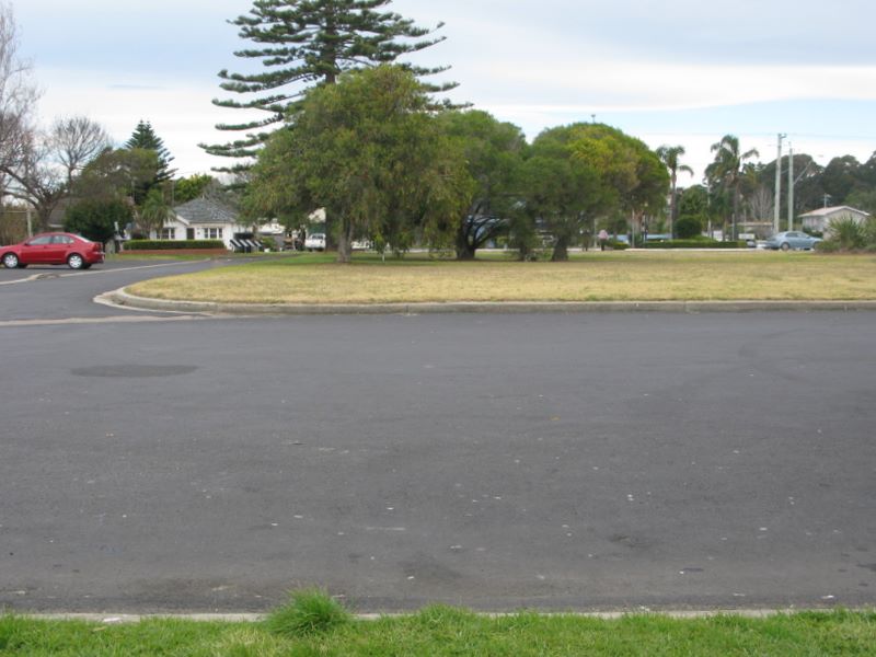 Beach Road Harbour View Car Park - Batemans Bay: Ideal for campervans and small motor homes.  Caravans and vehicles in tow need to take care in this limited space.