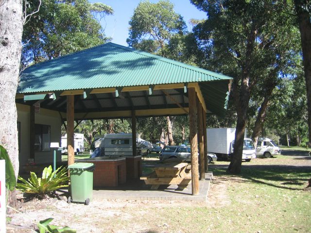 Racecourse Beach Tourist Park - Bawley Point: Camp Kitchen and BBQ area
