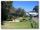 Racecourse Beach Tourist Park - Bawley Point: BBQ and picnic area in front of the cottages