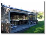 Beachport Southern Ocean Tourist Park - Beachport: Camp kitchen and BBQ area