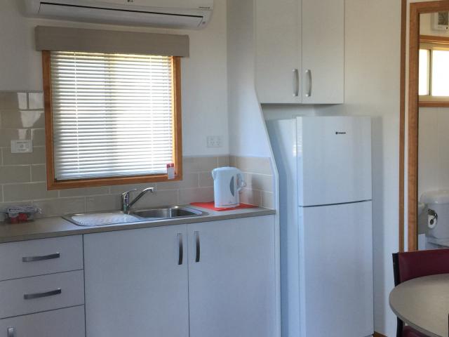 Bega Caravan Park - Bega: Modern equipped kitchen in the cottage.