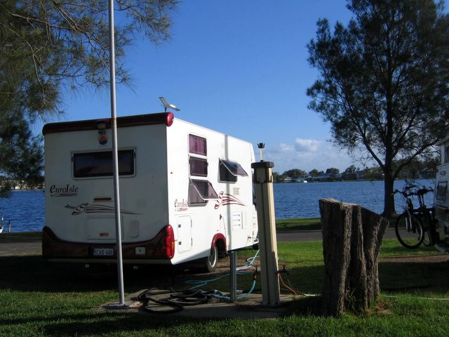 Belmont Pines Lakeside Holiday Park - Belmont: Powered site with lake views