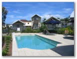 Spinnakers Leisure Park - Belmont: Swimming pool close to modern cabins