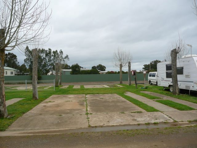 Benalla Leisure Park - Benalla: Powered sites for caravans with concrete slabs