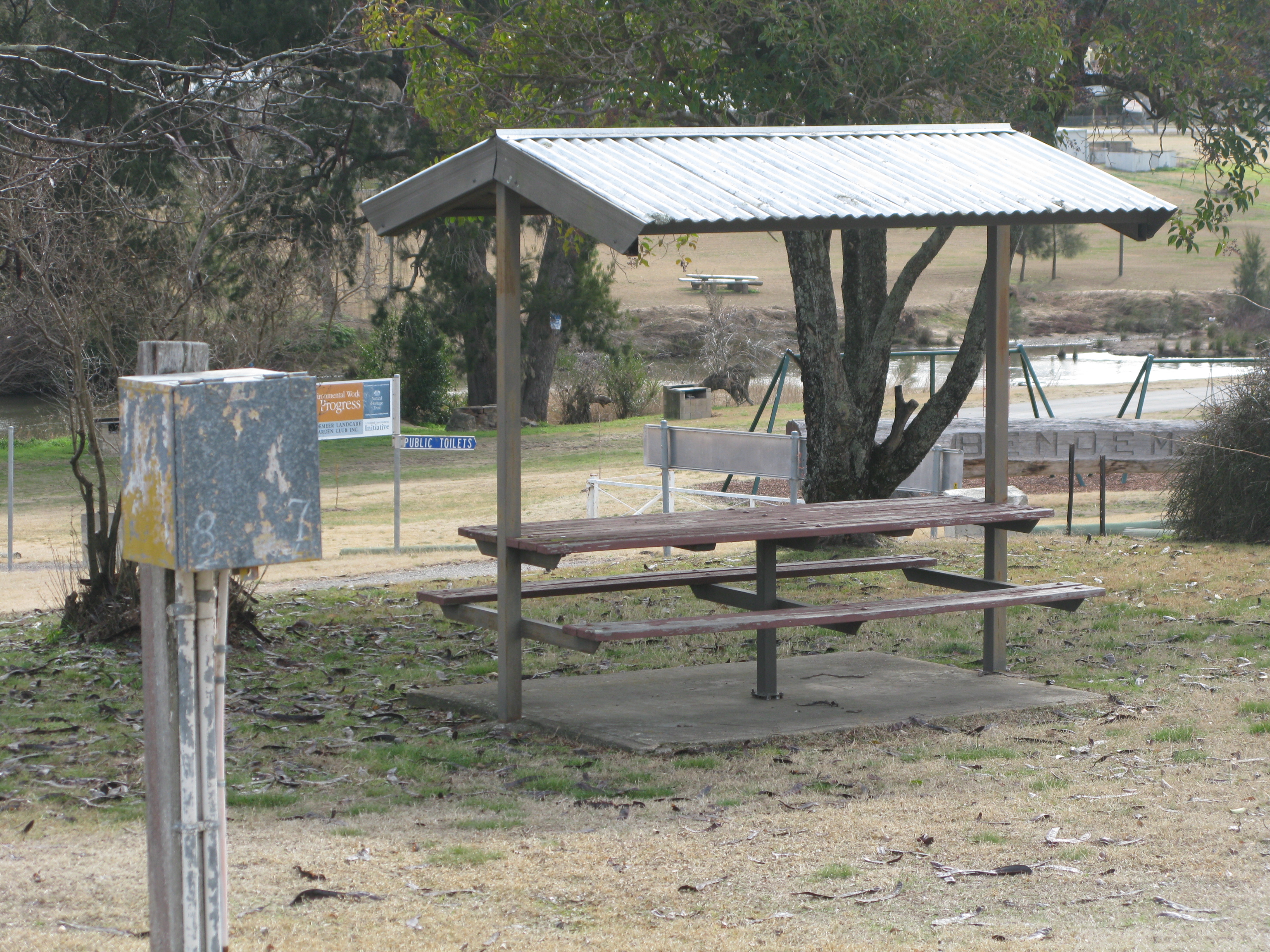 Bendemeer Tourist Park - Bendemeer: Sheltered picnic table near powered sites.