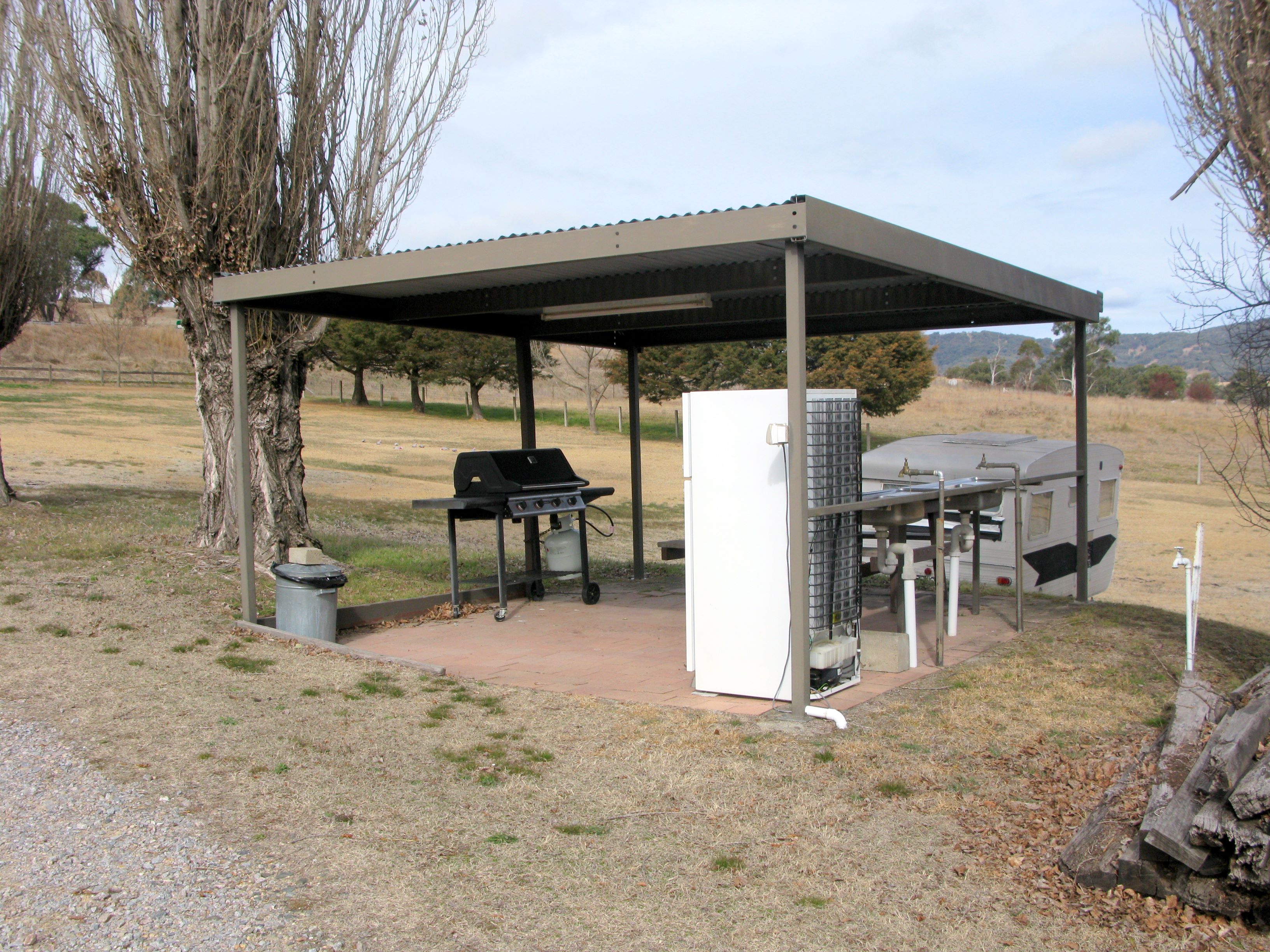 Bendemeer Tourist Park - Bendemeer: Camp kitchen and BBQ area