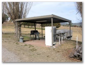 Bendemeer Tourist Park - Bendemeer: Camp kitchen and BBQ area