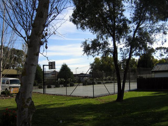 Gold Nugget Tourist Park - Bendigo: Tennis court