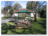 Robinley Caravan Park - Bendigo Maiden Gully: BBQ area