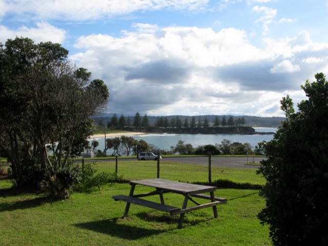 Zane Grey Tourist Park - Bermagui: Picnic area with water views