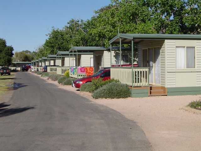 Berri Riverside Caravan Park - Berri: Cottage accommodation, ideal for families, couples and singles