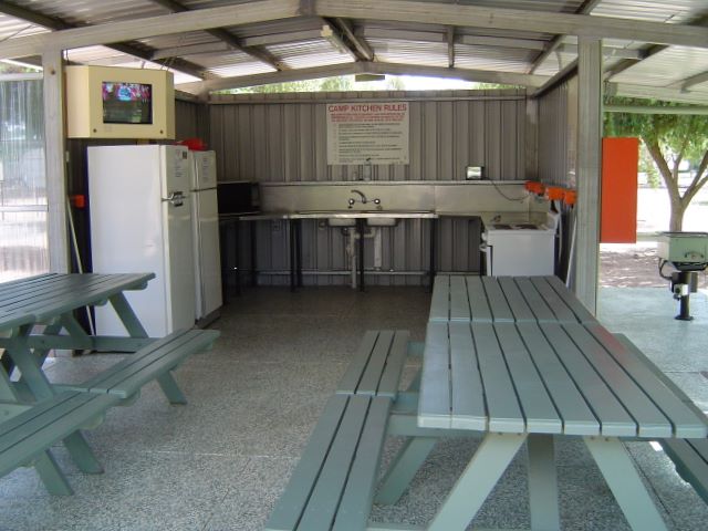 Berri Riverside Caravan Park - Berri: Interior of camp kitchen
